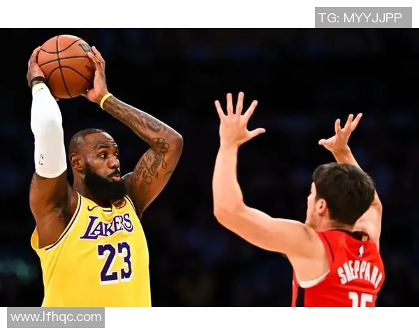 詹姆斯在季后赛中表现抢眼，领导湖人战胜勇士升至西部第二