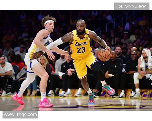 詹姆斯双十送大礼，湖人逆转战胜勇士取得四连胜