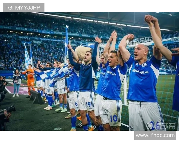 沙尔克04全队训练备战，努力保级取得突破成功！